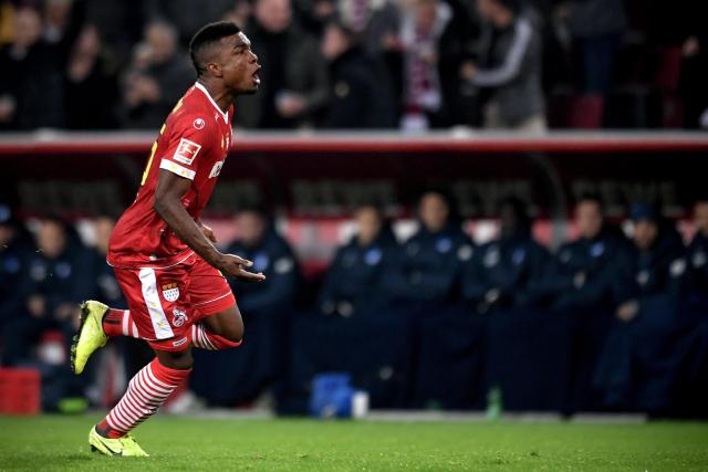 周琦扭伤膝盖痛苦倒地 被担架抬出球场